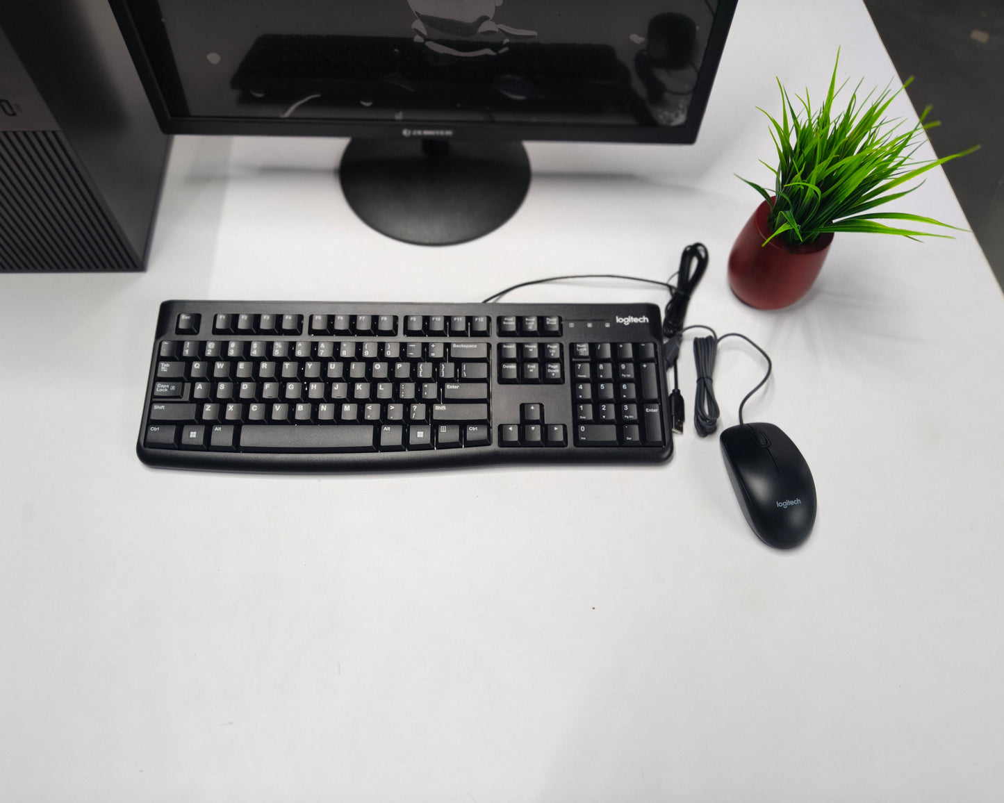 Intel core I5 8th Gen (8 GB Ram,256 GB SSD,1 TB HDD) 19 inch Monitor, Keyboard and Mouse- 3 Years Warranty