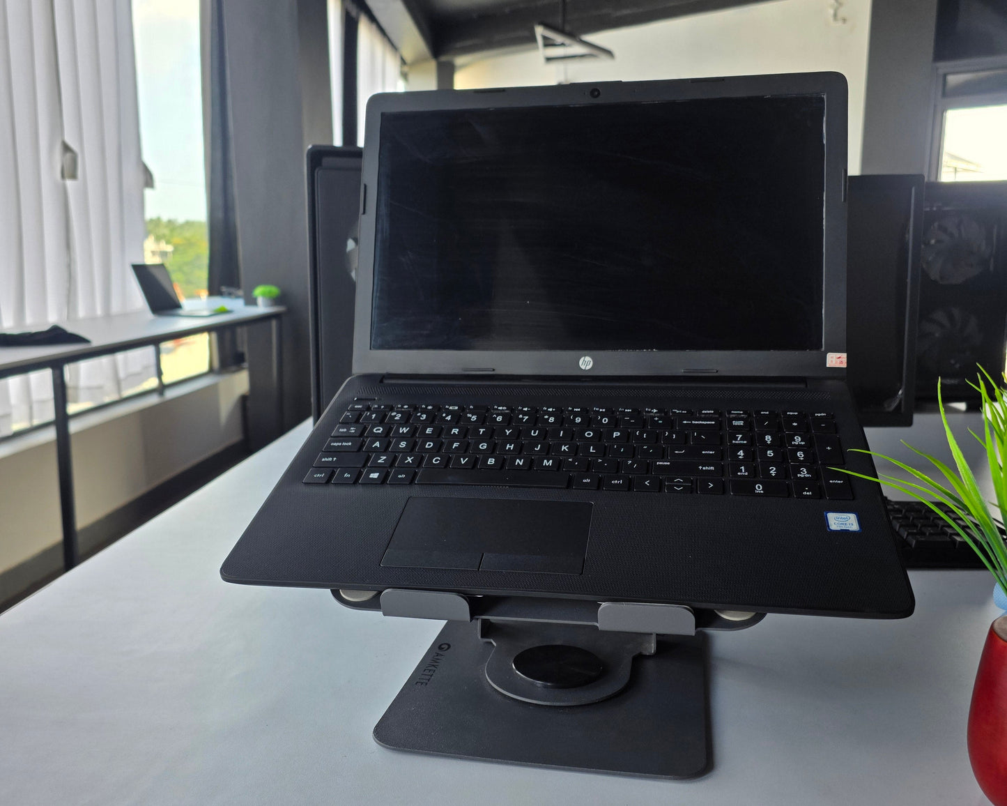 HP 15 i3 7th Gen (8 GB RAM,256 GB,Onboard UHD Graphics) - 1 Year Warranty (Refurbished)