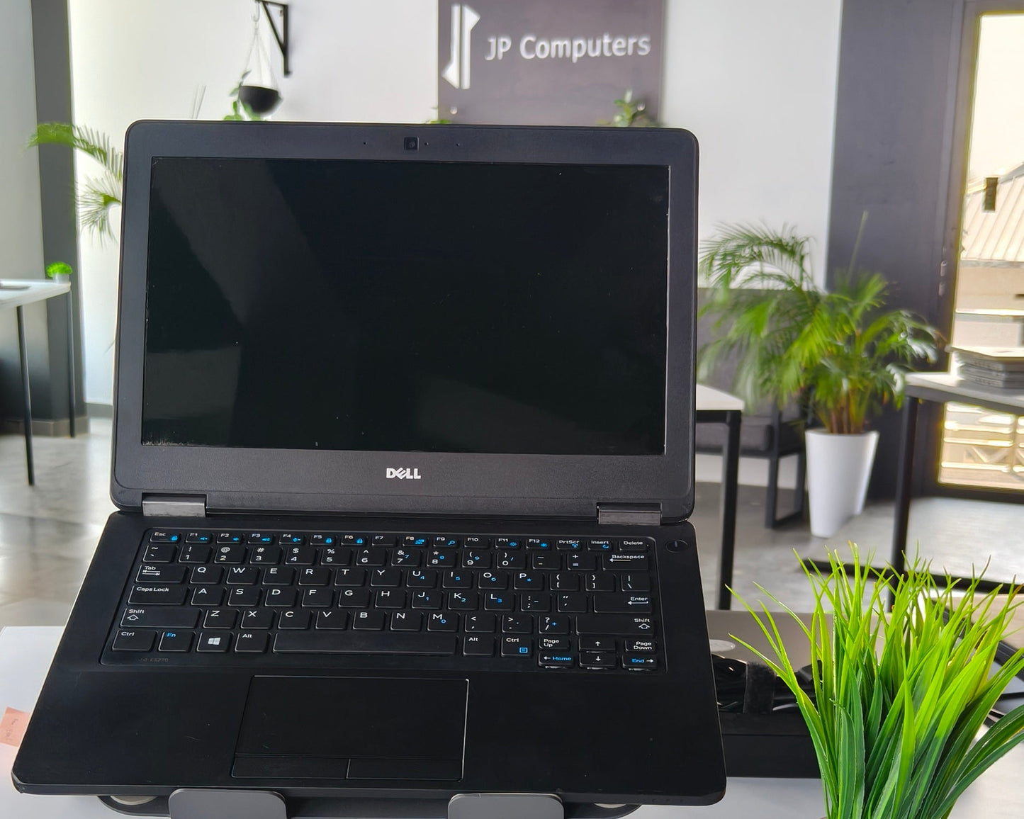 Dell Latitude E5270 i5 6th Gen (8 GB RAM,256 GB SSD,Onboard UHD Graphics) - 1 Year Warranty (Refurbished)