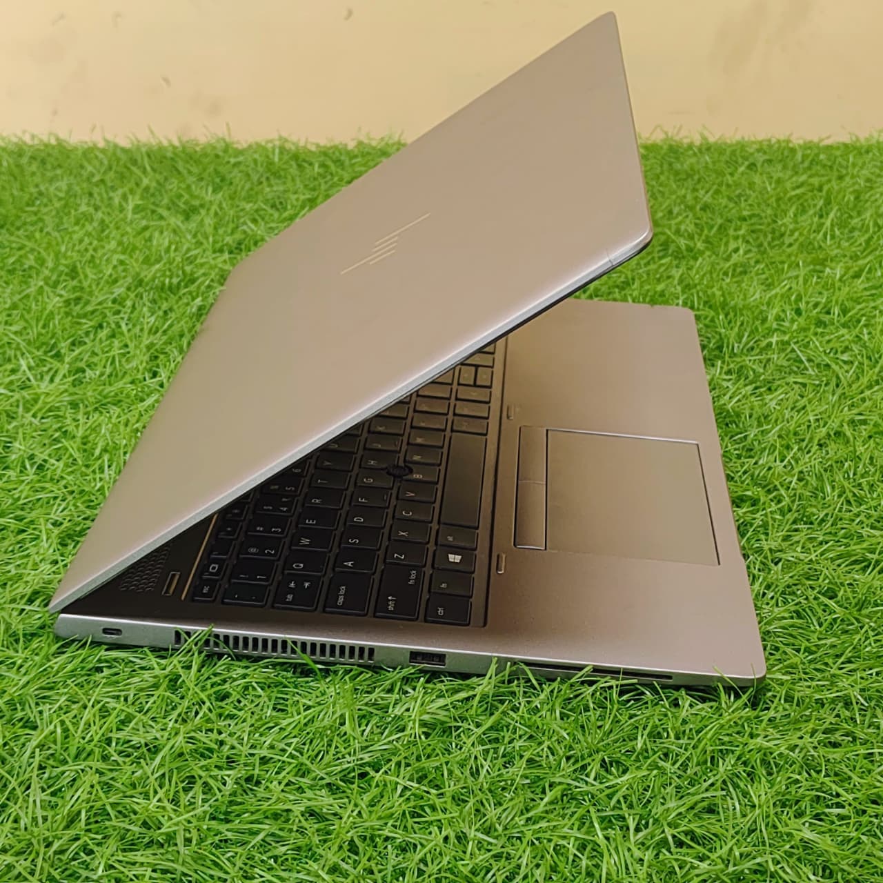 HP ZBook 15u G6 Workstation Laptop i7 8th Gen(16 GB Ram,512 GB Nvme SSD,4 GB Graphics card AMD Radeon)